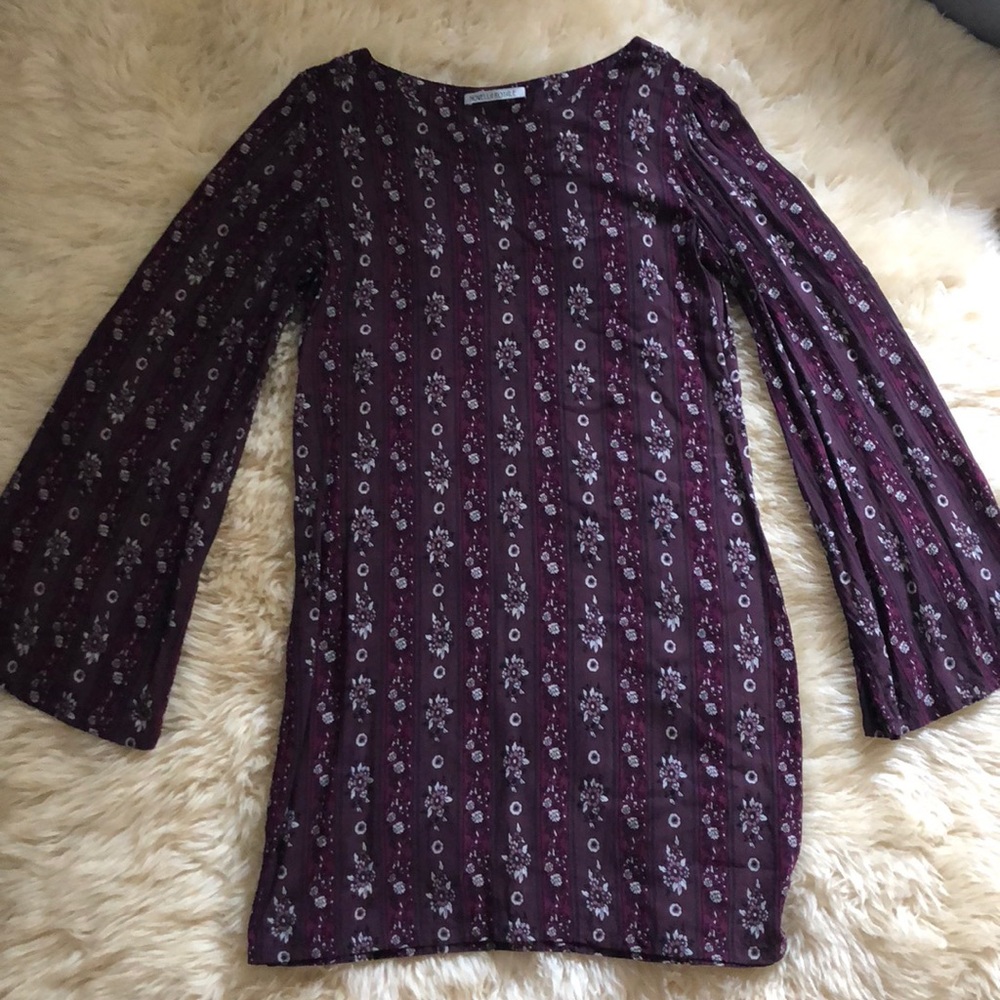 Mini dress w bell sleaves